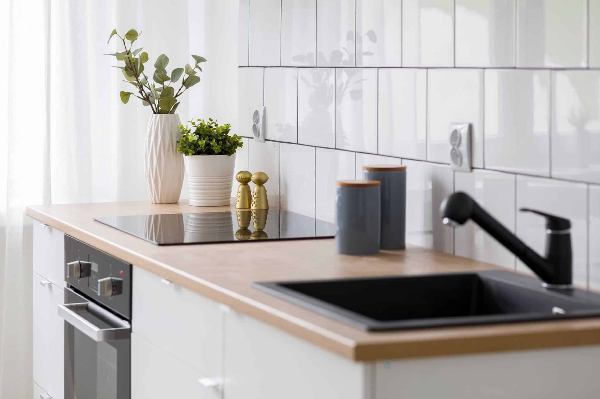 Oppdag slitesterke og stilfulle fliser til bad, kjøkken og uteområder. Skap tidløs eleganse med vårt brede utvalg hos Flisma.